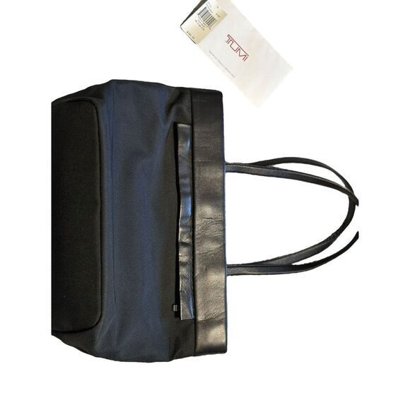 Tumi City Tote Style 4362 features interior pockets zipped exterior pocket‎ - Picture 1 of 11